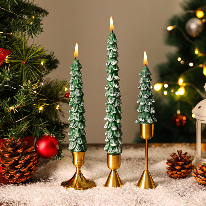 Festliches Sculpted Pine Taper Kerzen-Trio mit Messinghaltern