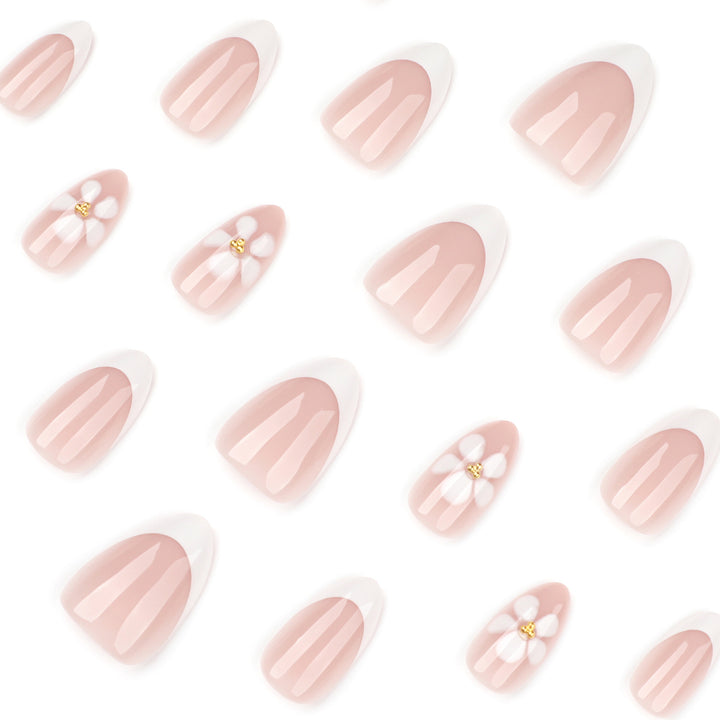 Kunstvolle Nagelverlängerungen mit Blüten-Design und eleganten French-Spitzen Karnz