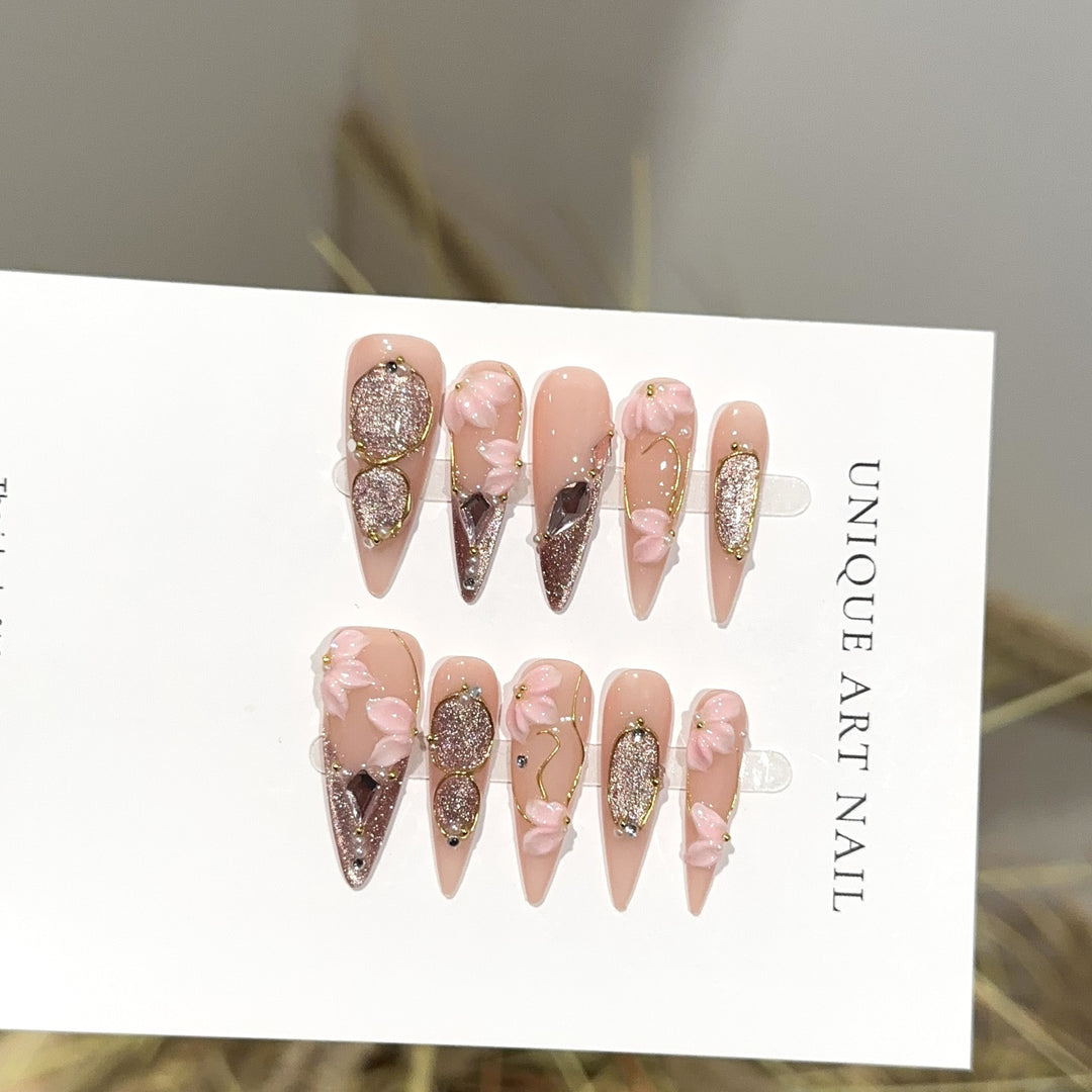 Elegantes mit Blumen verzierter Press-On Nagelkunst Set