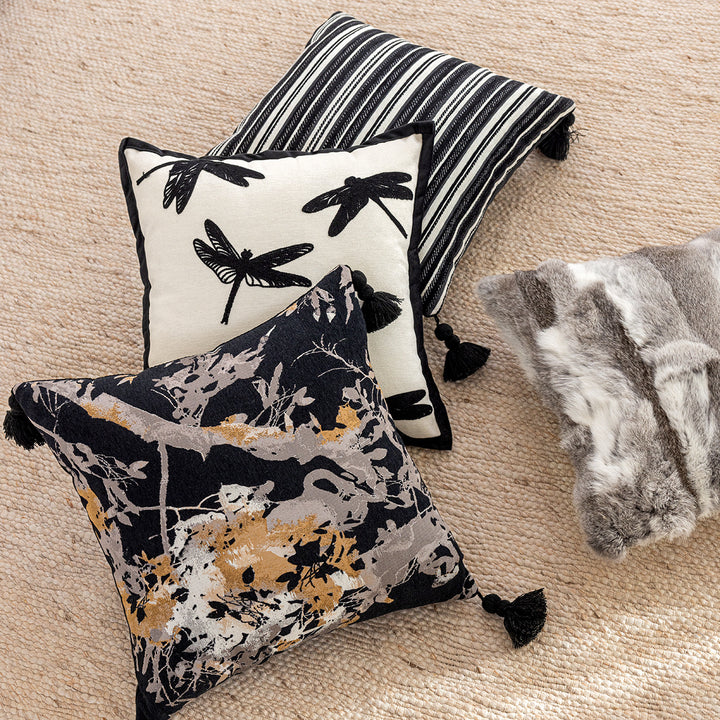 Dekoratives Kissen mit floralem Design und Fransen