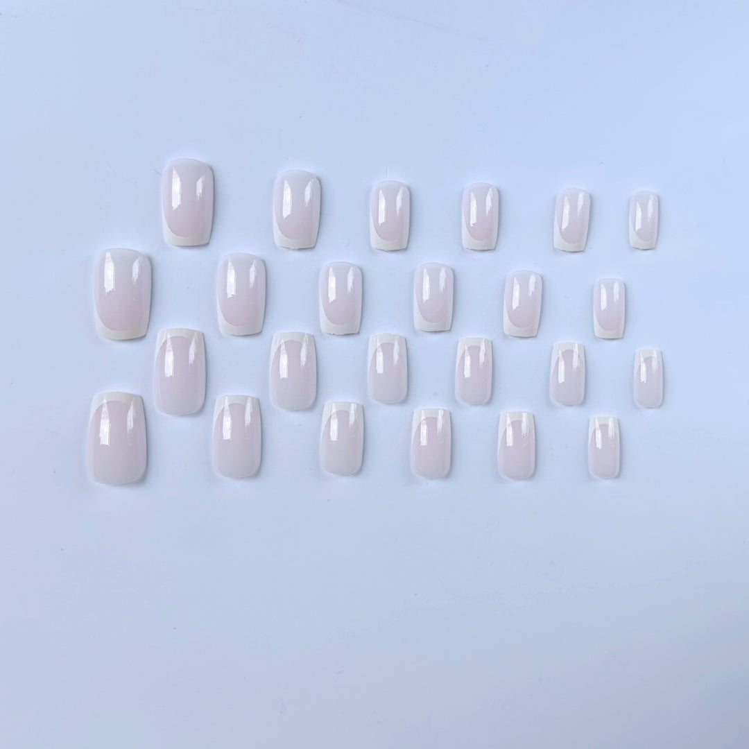 Elegantes French Tip Nagelkunstset  1790958182