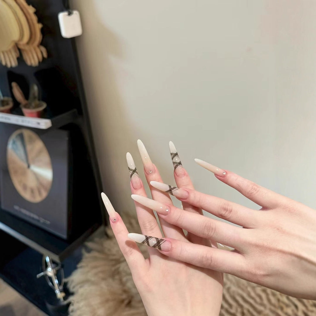 Elegante Stiletto-Nagelverstärkungen mit künstlerischen Akzenten