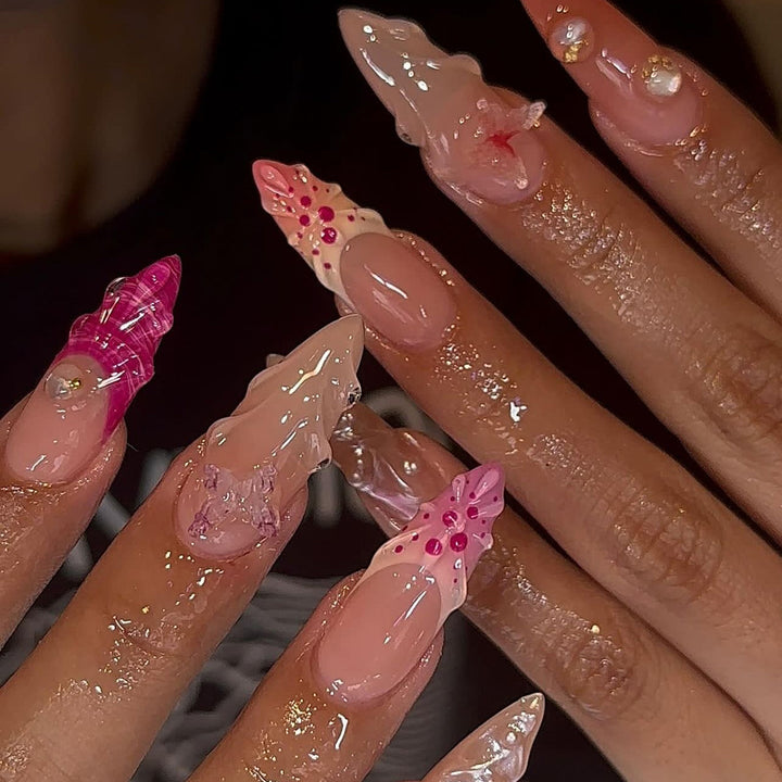 Kunstvolle Nagelverlängerungen mit einzigartigen 3D-Akzenten Karnz