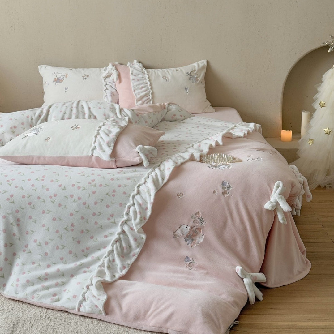 Kinder-Bettwäschegarnitur mit Rüschen, Schleifen und bestickten Hasenapplikationen Karnz