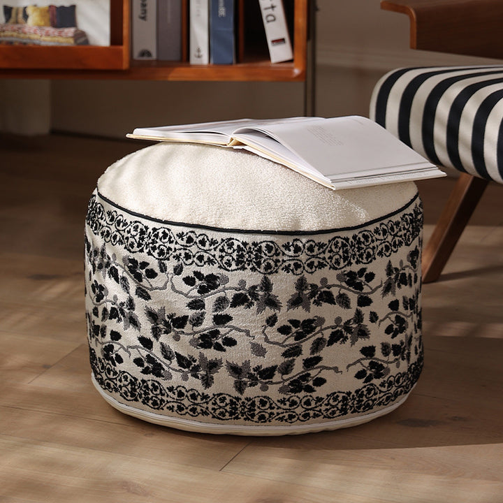 Sitzpouf mit gestepptem Teddy‑Bezug und floraler Jacquard‑Bordüre