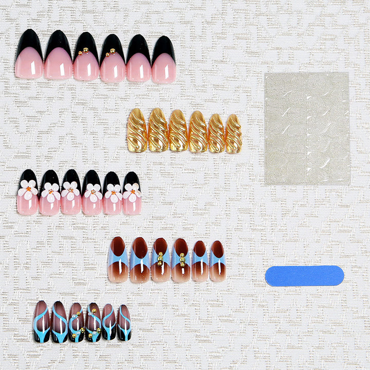 Kunstnagelset mit filigranen floralen Verzierungen und glamourösen Akzenten Karnz
