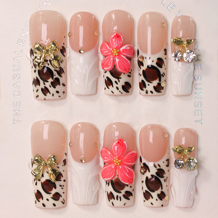 Kunstnagelset mit eleganten Leoparden- und Blumenverzierungen Karnz