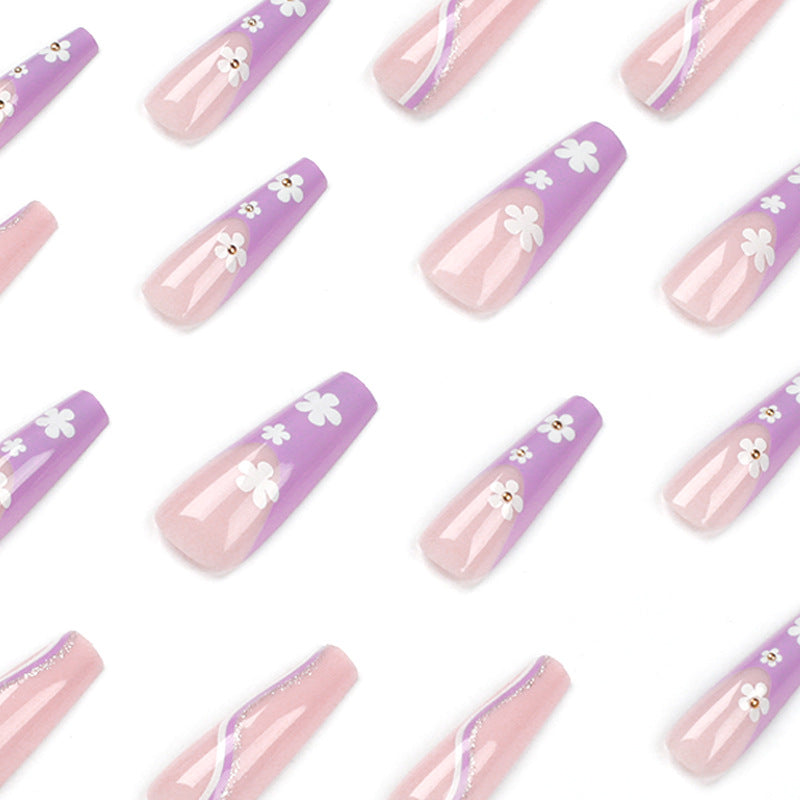 Kreative Nagelkunst mit floralen Akzenten Karnz