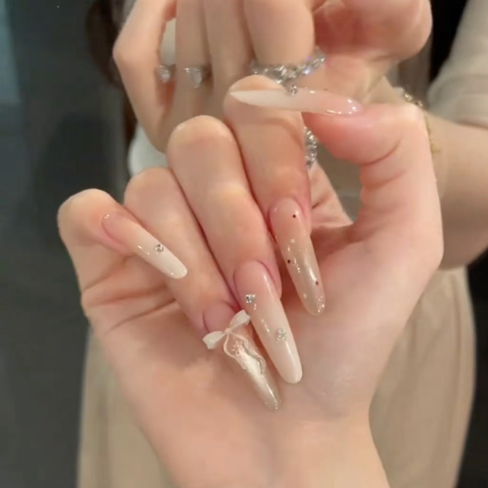 Künstlerische Stiletto Press-On Nail Set mit dekorativen Akzenten Karnz