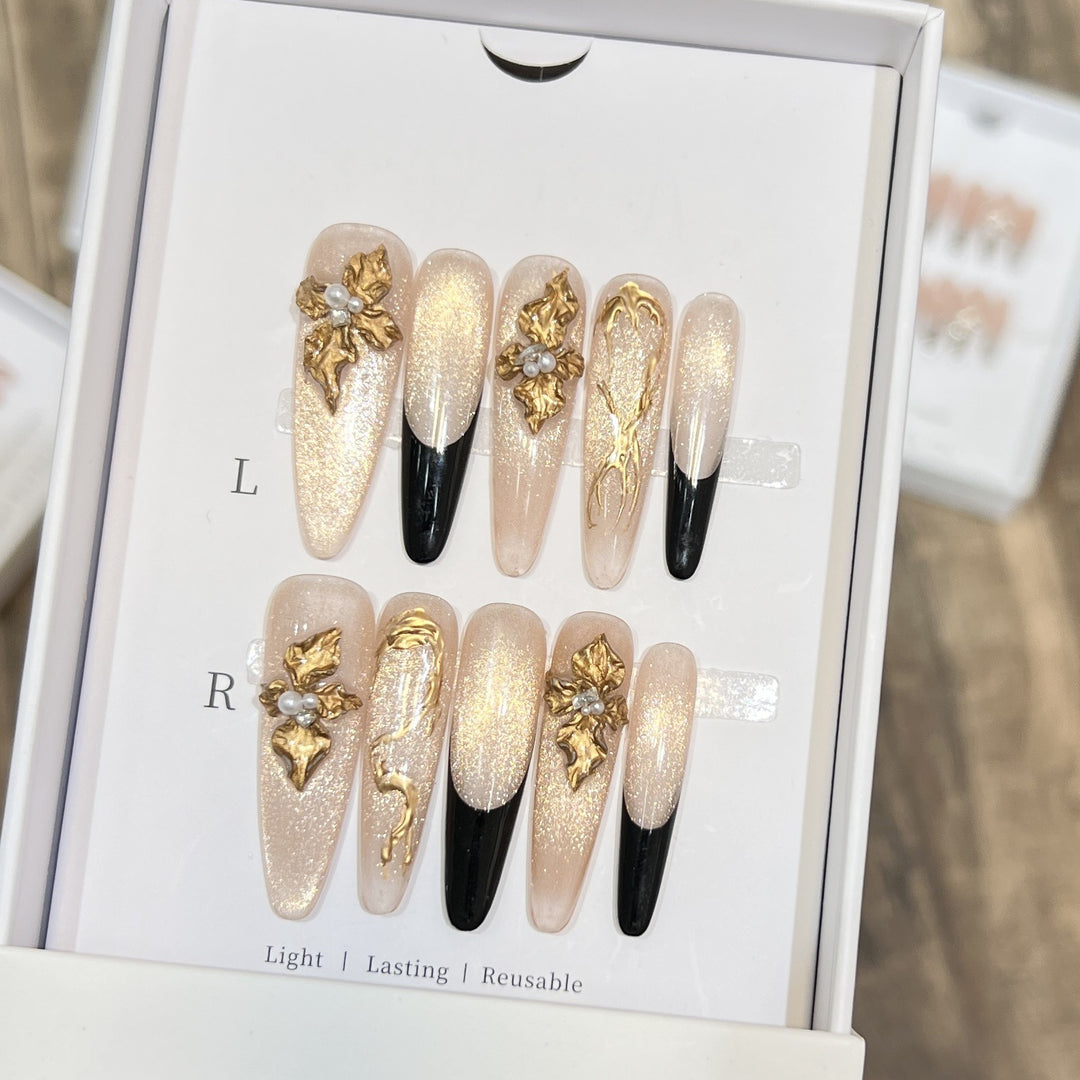 Dekoratives Press-On Nagelkunst-Set mit goldenen Akzenten