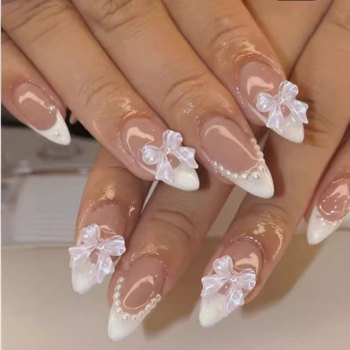 Kunstnagelset mit eleganten Spitzen und floralen Akzenten Karnz