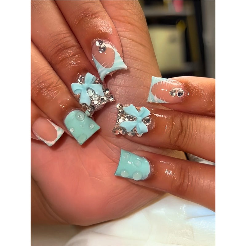 Dekoratives Nagelkunst-Set mit 3D Schleifen und Edelsteinen Karnz