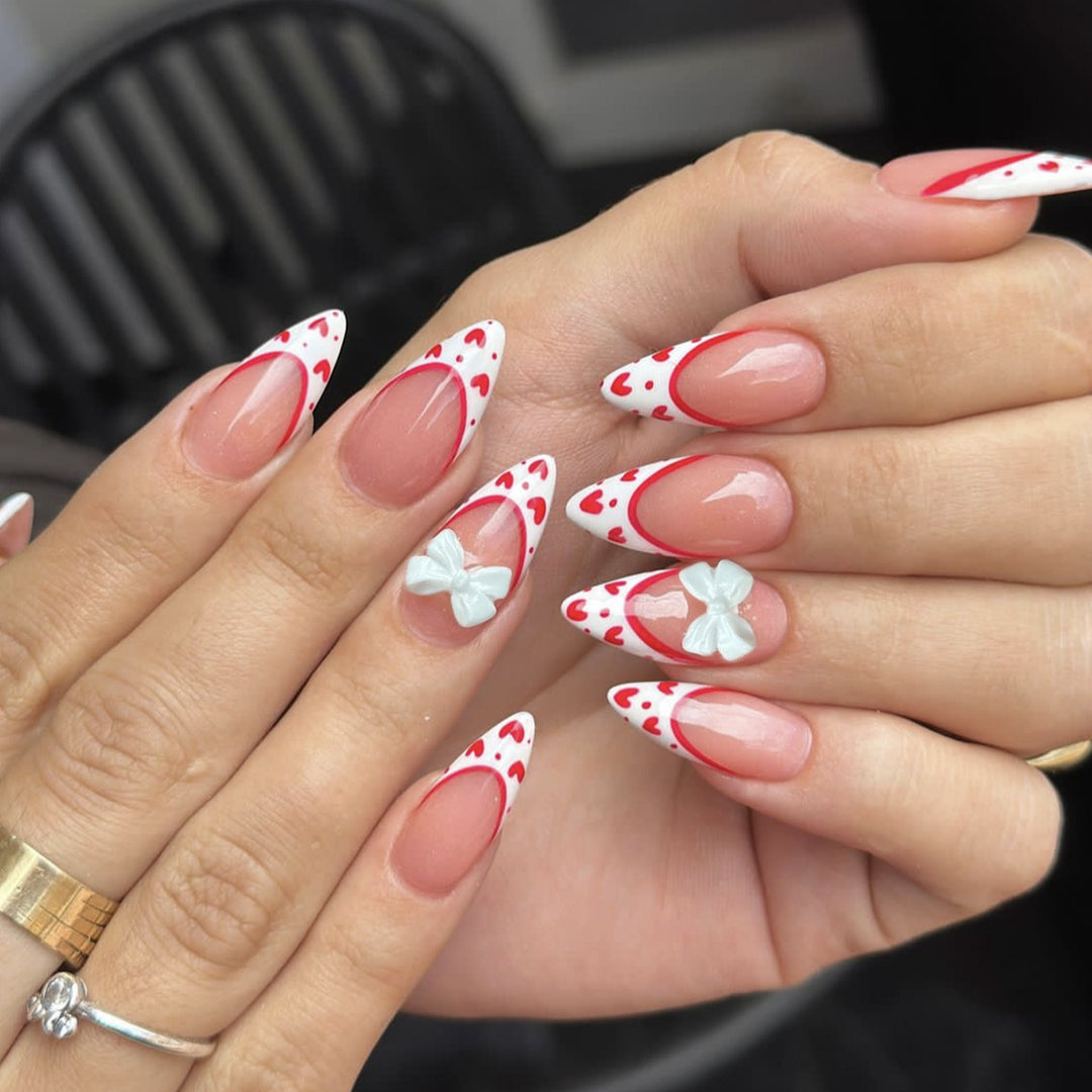 Dekorativer Herzakzent Stiletto Nagelkunstverlängerungen Karnz