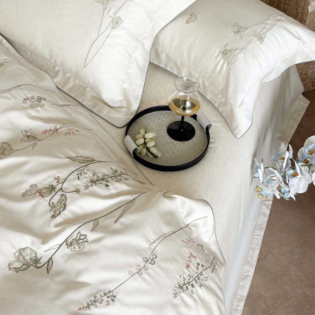 Luxuriöses Satin-Bettwäsche-Set mit feiner Wildblumen-Stickerei und Wendefunktion