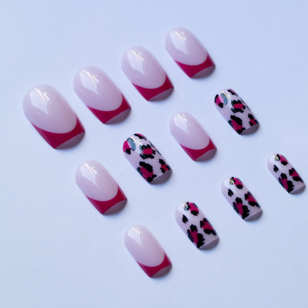 Künstlerischer Leopard und französische Spitzen-Nagelkunst