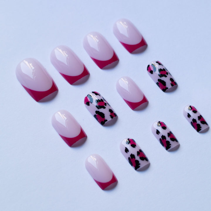 Künstlerischer Leopard und französische Spitzen-Nagelkunst