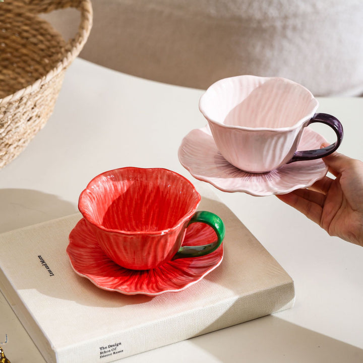 Keramiktasse mit Untertasse in Blütenform
