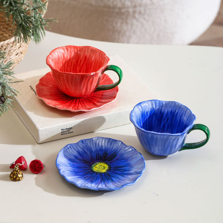 Keramiktasse mit Untertasse in Blütenform