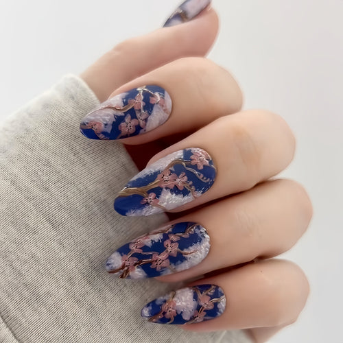 Künstliche Fingernägel im floralen Design Karnz