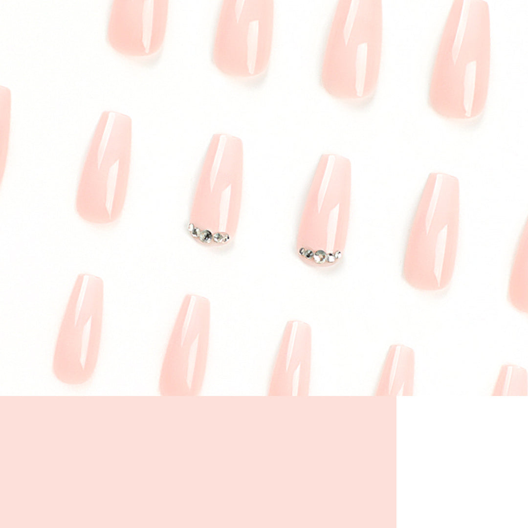 Kunstvolle Nagelverlängerungen mit elegantem Ombre-Design und Strass-Akzenten Karnz