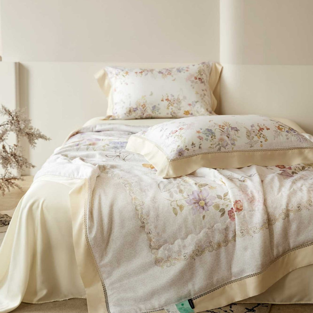 Bettbezug-Garnitur aus seidenweichem Baumwollsatin mit floralem Aquarellprint und dekorativer Bordüre