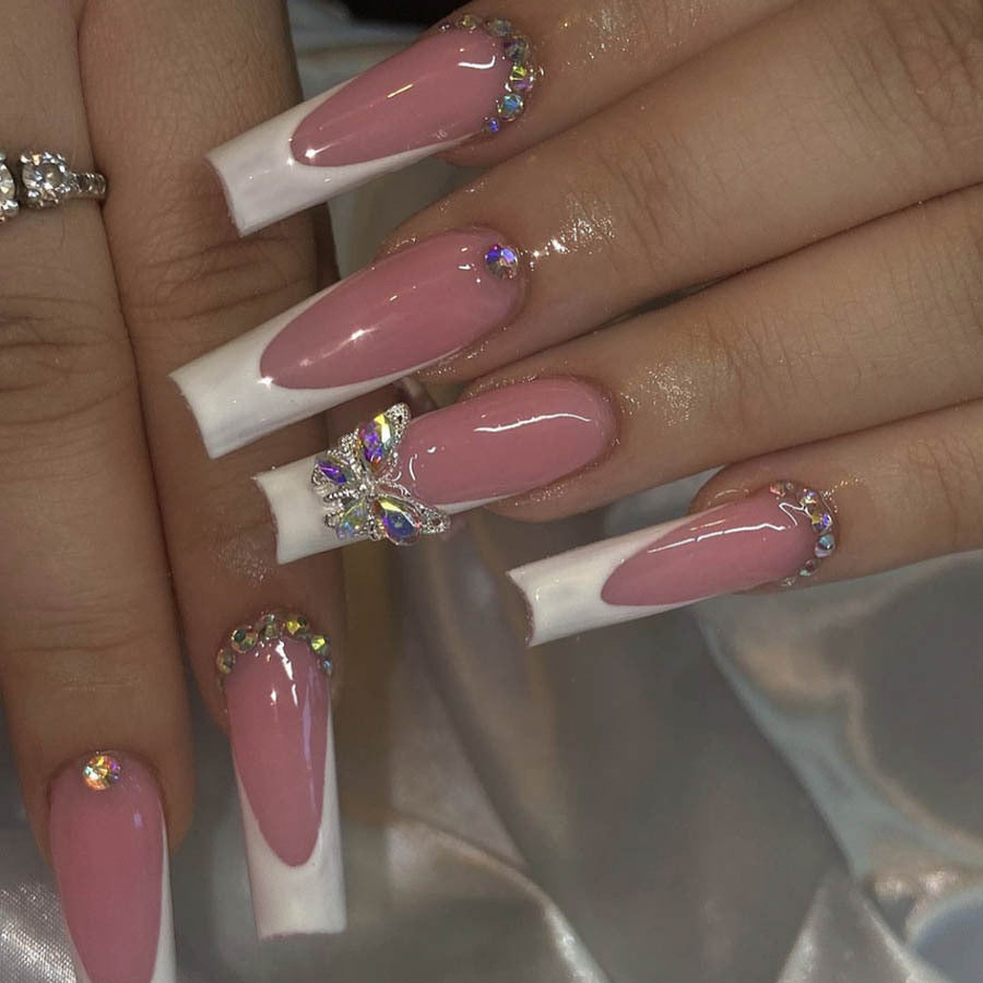 Kunstnagelset mit elegantem Design und funkelnden Strassakzenten Karnz