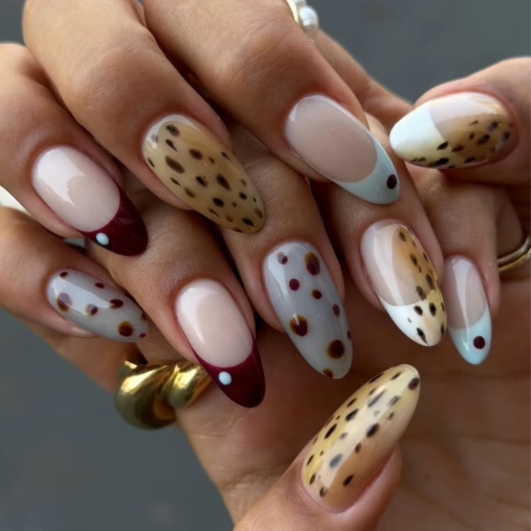 Kunstvolle Stiletto-Nägel mit modernem Tiermotiv Karnz