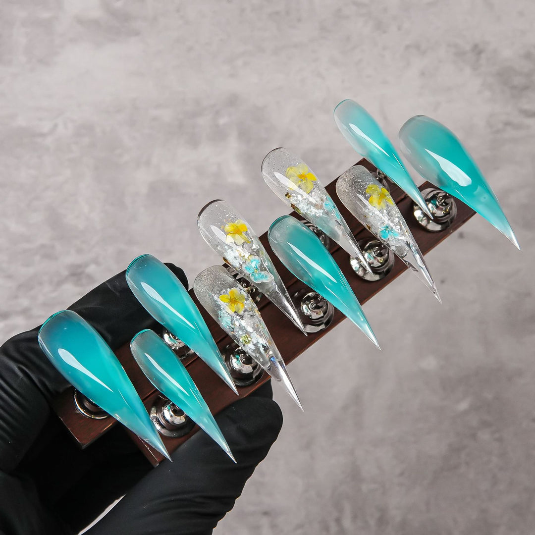 Stiletto-förmige Press-On Nagelset mit glänzendem Finish