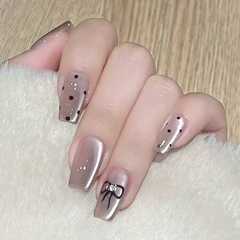 Kunstvolle Nagelverlängerungen mit bunten Schleifenmotiven Karnz