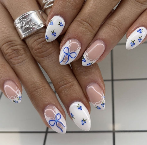 Künstlerische blumenmotivierte Press-On Nägel Karnz