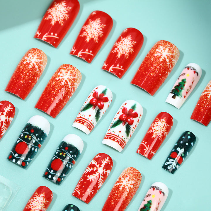 Festliche Kunstnägel im Weihnachtsdesign Karnz