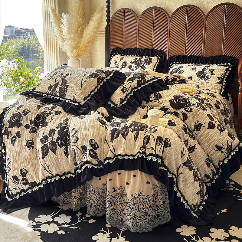 Opulentes gestepptes Bettwäsche-Set mit Samtvolant, bestickter Rüsche und Bettrüsche