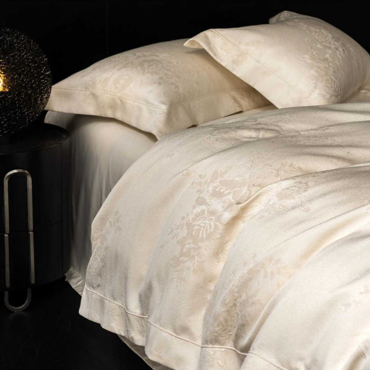 Luxuriöses Jacquard-Satin-Duvet-Ensemble mit gefaltetem Bettrock & paspelierten Kissenbezügen