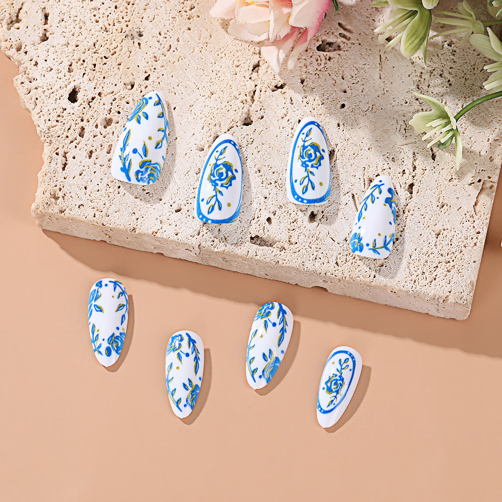 Dekorative Nägel mit floralem Design Karnz