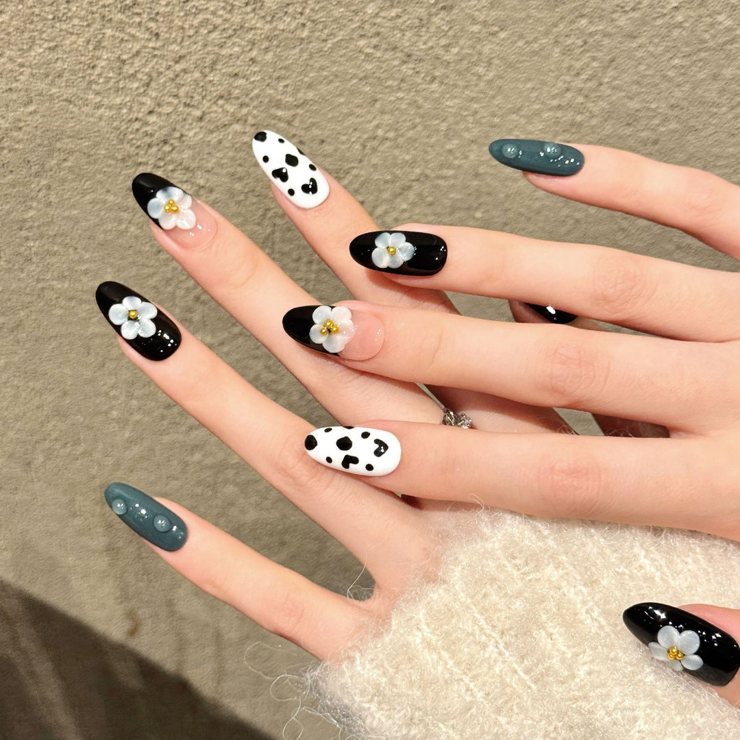 Floral Design Press-On Nail Set mit geometrischen Mustern