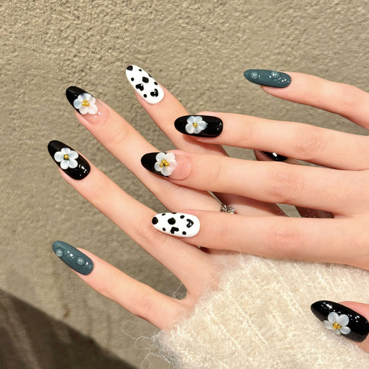 Floral Design Press-On Nail Set mit geometrischen Mustern