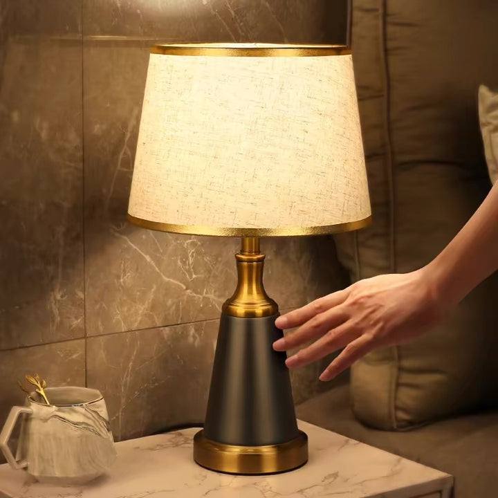 Moderne Tischlampe mit goldenen Akzenten