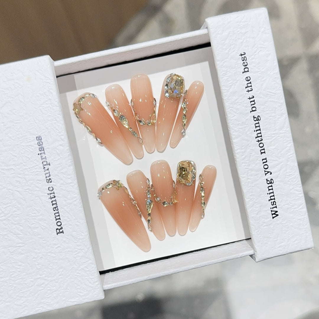 Kunstnägel mit Romantischem Glamour-Design Karnz