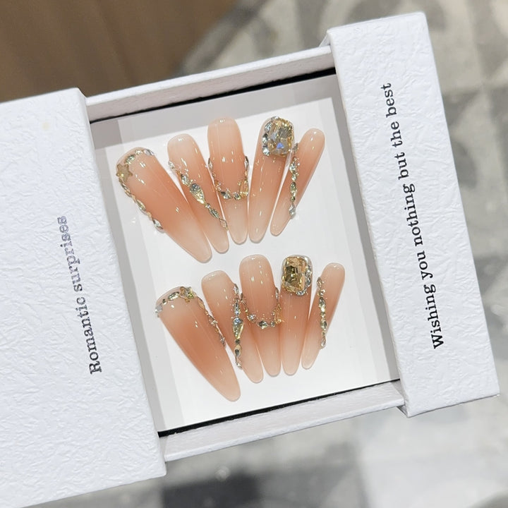 Kunstnägel mit Romantischem Glamour-Design Karnz