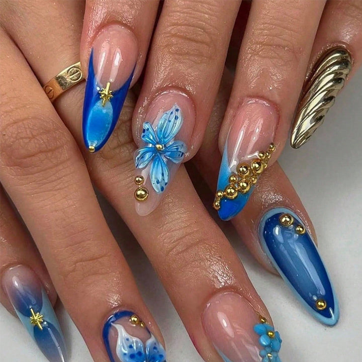 Künstlerische Press-On Nägel mit floralem und metallic Akzenten Karnz