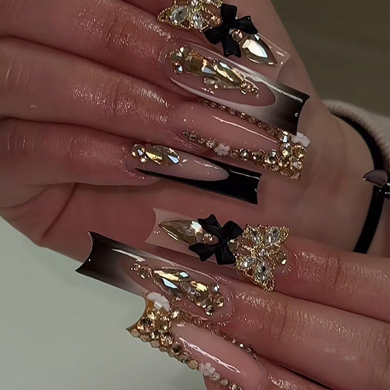 Kunstnagelset mit eleganten 3D-Verzierungen und Kristallakzenten Karnz