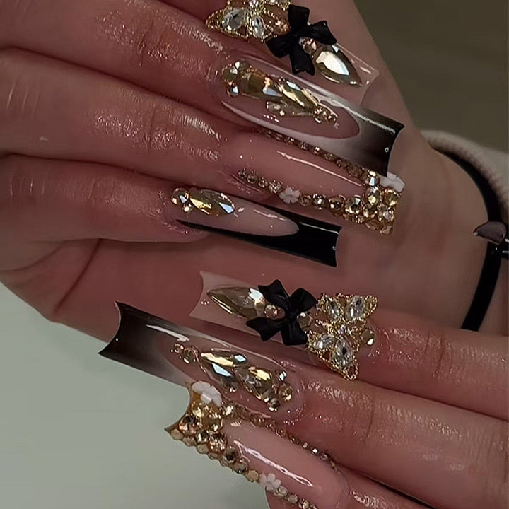 Kunstnagelset mit eleganten 3D-Verzierungen und Kristallakzenten Karnz