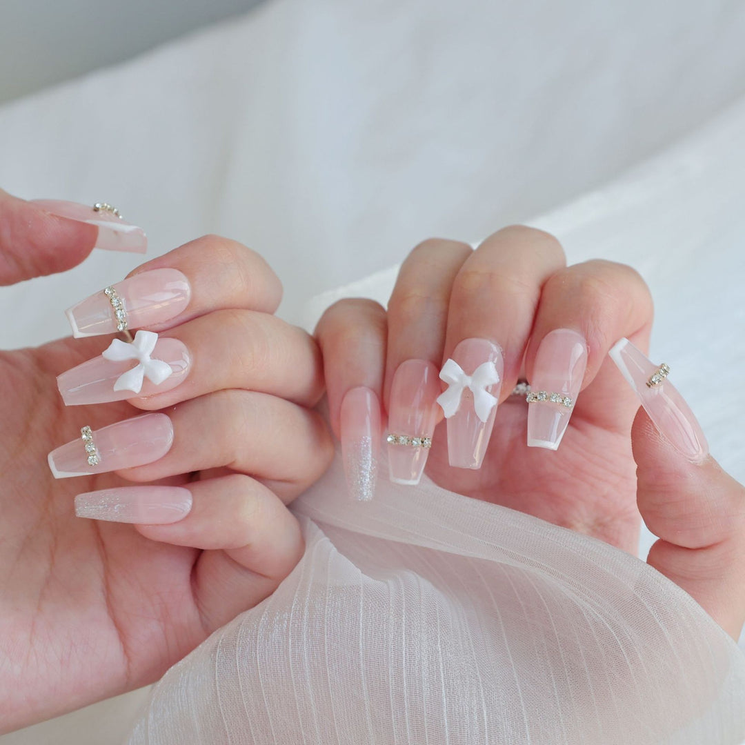 Elegantes Press-On Nagelkunst-Set mit Schleife und Strass-Akzenten