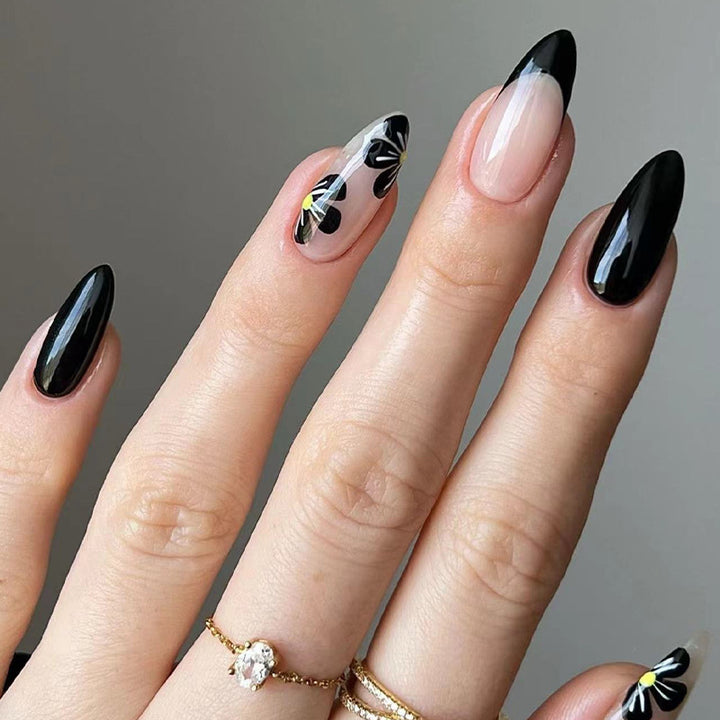 Elegante Nagelspitzen mit floralen Akzenten Karnz
