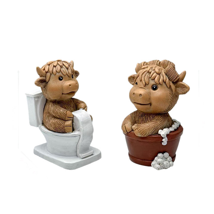 Lustige Dekofigur eines Hochlandrinds auf Toilette Karnz