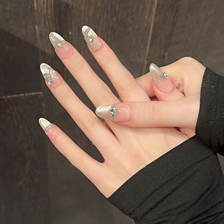 Elegantes Press-On Nagelset mit dekorativen Juwel-Akzenten