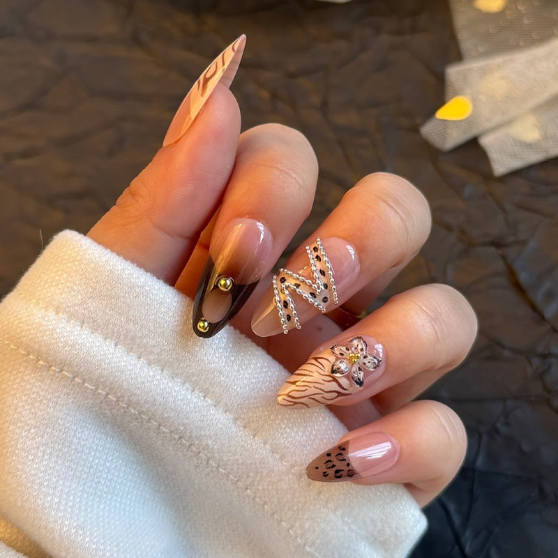 Künstlerische Press-On Nagelkollektion Karnz