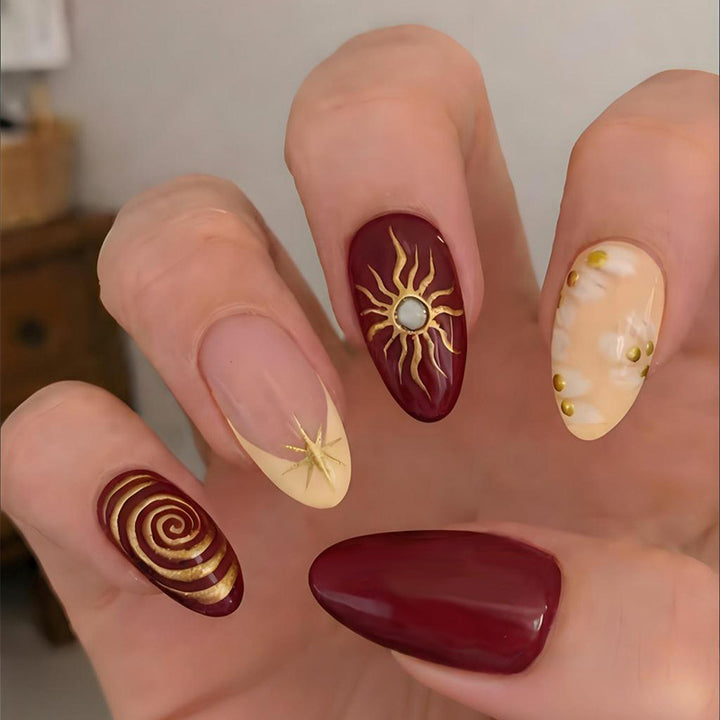 Kunstnagelset mit glamourösen Designs und kreativen Akzenten Karnz