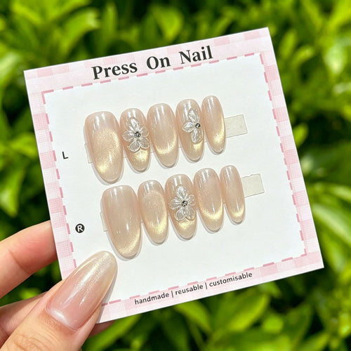 Elegantes Floral Press-On-Nagelset mit Gem-Akzenten