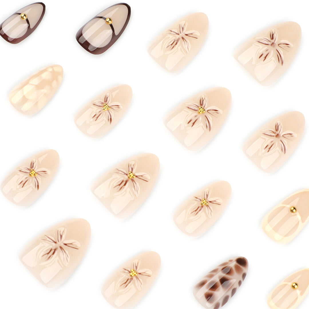 Kunstvolle Nagelverlängerungen mit floralen und Glitzerdetails Karnz